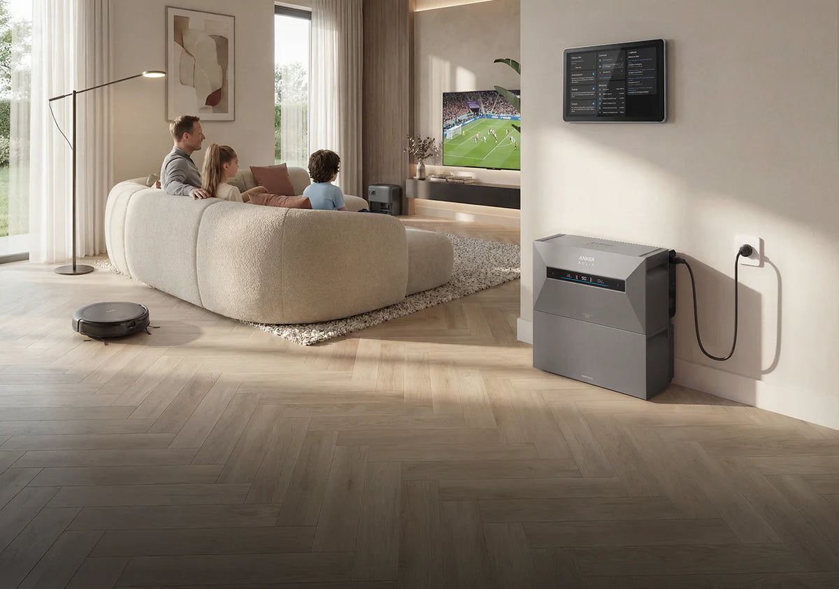 Thuisbatterij in een woonkamer, aangesloten op het stopcontact